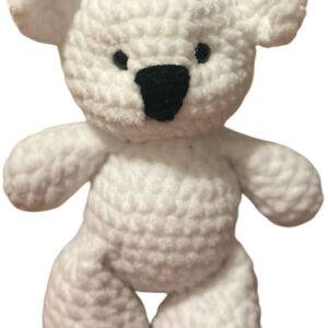 Ein gehäkelter weißer Teddybär mit schwarzen Augen und Nase vor einem weißen Hintergrund.